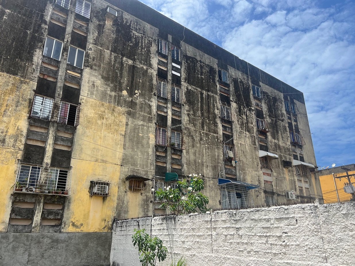 Edifício do tipo caixão com sinais de degradação em fachada